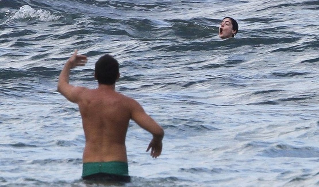 Anne Hathaway passa sufoco em praia no Havaí e quase se afoga