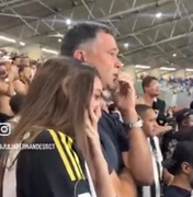 Pai e irmã de jogador do Atlético vão às lágrimas ao ouvir nome do atleta ovacionado