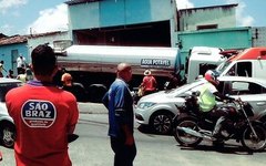 Caminhão desgovernado invade calçadas e causa prejuízos 