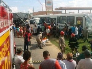 Acidente entre carreta e ônibus deixa dez pessoas feridas