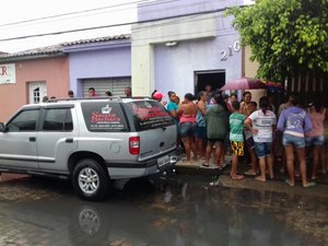Durante velório população tenta linchar mãe de Dyllan