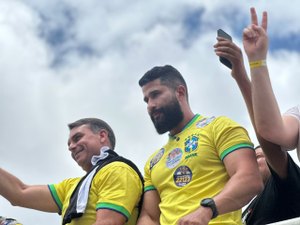 Ao lado de lideranças, Flávio Bolsonaro é recebido por multidão em Arapiraca