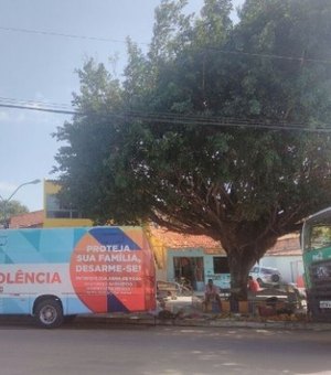 Ônibus para entrega voluntária de armas estaciona na Barra de Santo Antônio