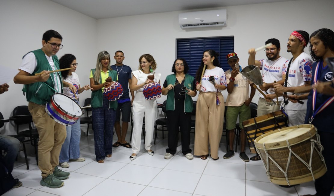 Ritmo do maracatu Baque Alagoano e sarau de poesias marcam último encontro de 2025 do Expresso Leitura