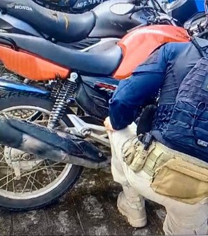 Polícia Rodoviária Federal prende homem por receptar e adulterar motocicleta em Santana do Ipanema