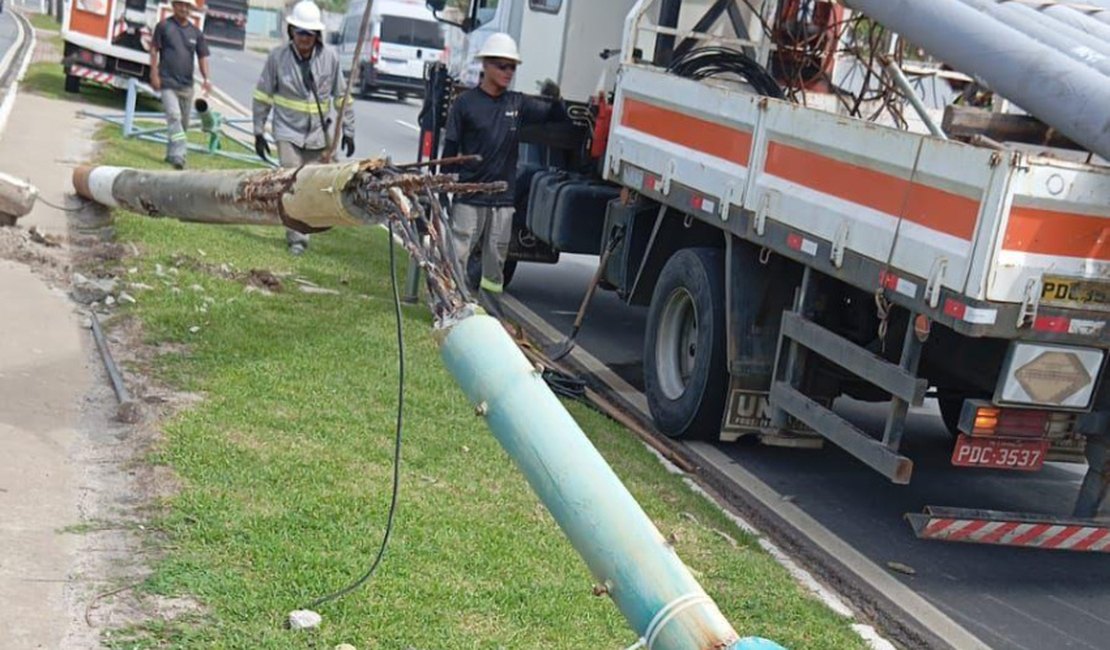 Postes de concreto da Praia da Avenida são substituídos por equipamentos em fibra de vidro