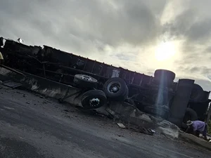 Caminhão tomba em trecho da AL-115, entre Igaci e Palmeira dos Índios