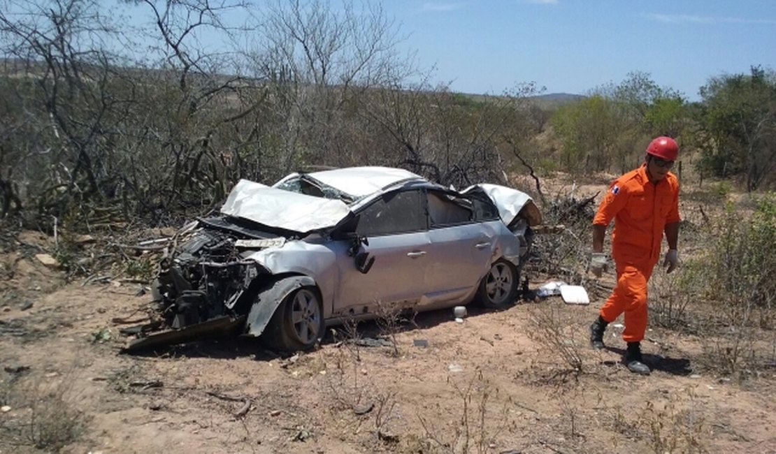 Casal sofre acidente e veículo capota na AL-220, no Sertão de Alagoas