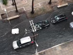 [Vídeo] Chuva deixa ruas e garagens alagadas e carros ilhados em Maceió