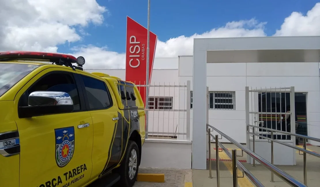 Homem é agredido por populares e preso após ser flagrado nu com criança dentro de carro