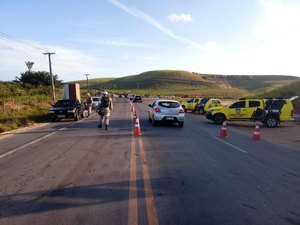 Operação policial revista veículos e passageiros na rodovia AL-210