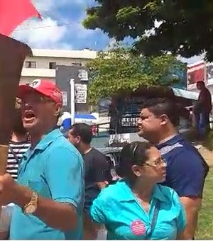 [Vídeo] Manifestantes obrigam comerciantes a fecharem as portas em Arapiraca 