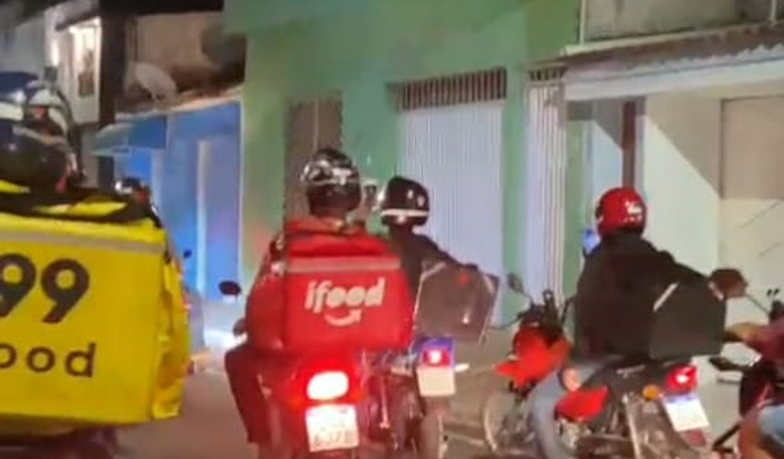 Protesto é realizado em frente a casa de uma cliente que tratou mal motoboy em Arapiraca