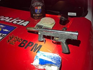 Homem é preso com submetralhadora e drogas dentro de casa na parte alta de Maceió