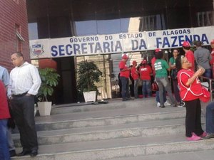 Servidores ocupam prédio da Sefaz e aguardam proposta do governo