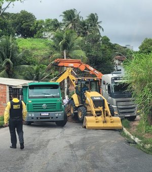 [Vídeo] Caçamba fica presa em vala no bairro Ouro Preto, em Maceió