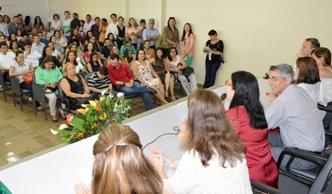 Professores aprovados no concurso da Uncisal tomam posse