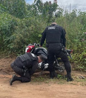 Polícia apreende moto adulterada perto de matagal em Arapiraca