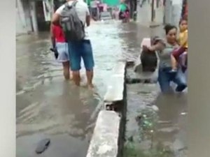 [Vídeo] Mulher com filho no colo cai em esgoto aberto em Pernambuco