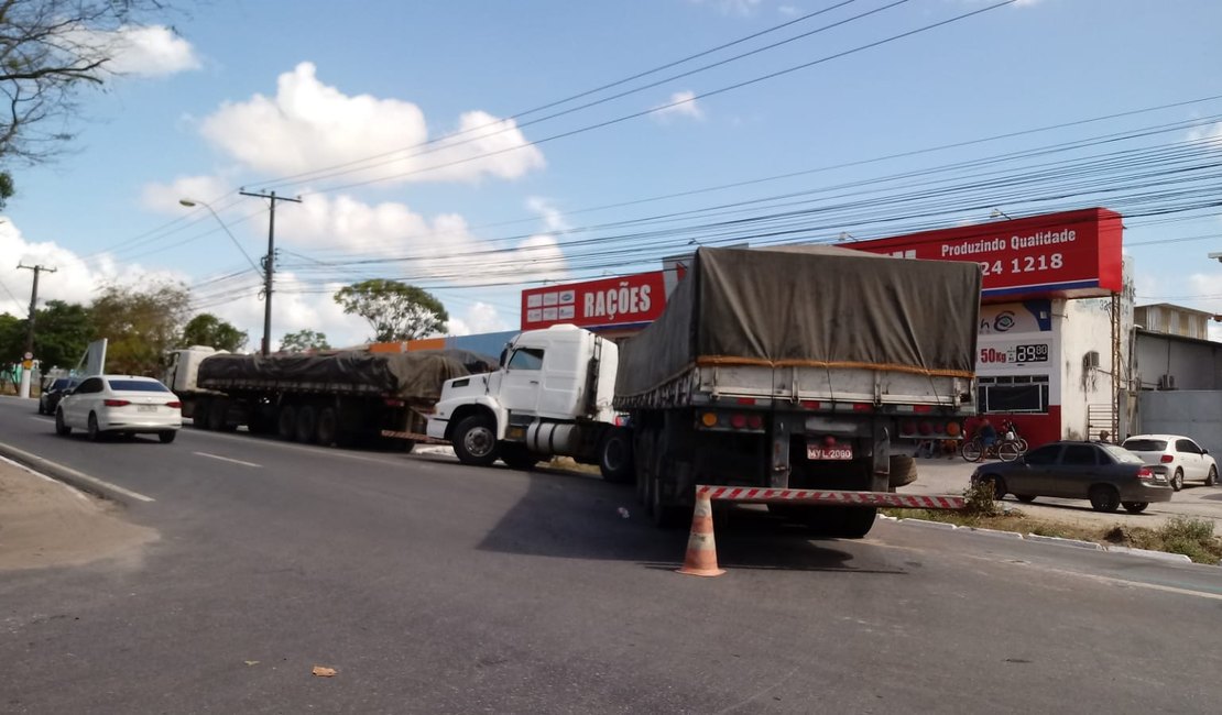 Carreta quebra e trânsito fica lento na Avenida Durval de Góes Monteiro