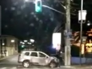 Carros de passeio colidem em cruzamento no Centro de Maceió