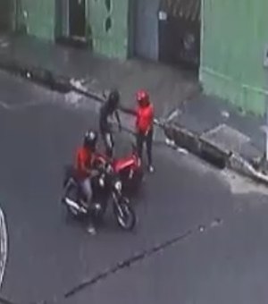 Vídeo flagra momento em que dupla rouba moto de condutora ao parar em cruzamento