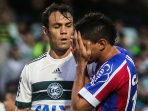 Em jogo quente, Coritiba e Bahia empatam; Grêmio bate Fluminense