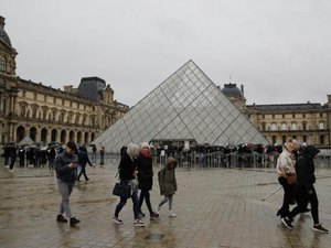 Museu do Louvre é fechado por causa de coronavírus