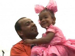 Pai faz fantasia com sacolas plásticas para filha ir à festa em escola