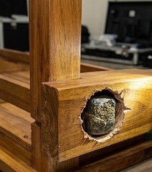 Homem é preso com cocaína e crack escondidos nos pés da mesa no bairro Jacintinho