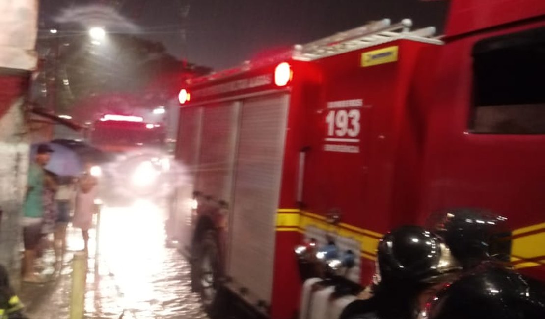 Carro pega fogo na entrada da Ecovia Norte e bombeiros são acionados