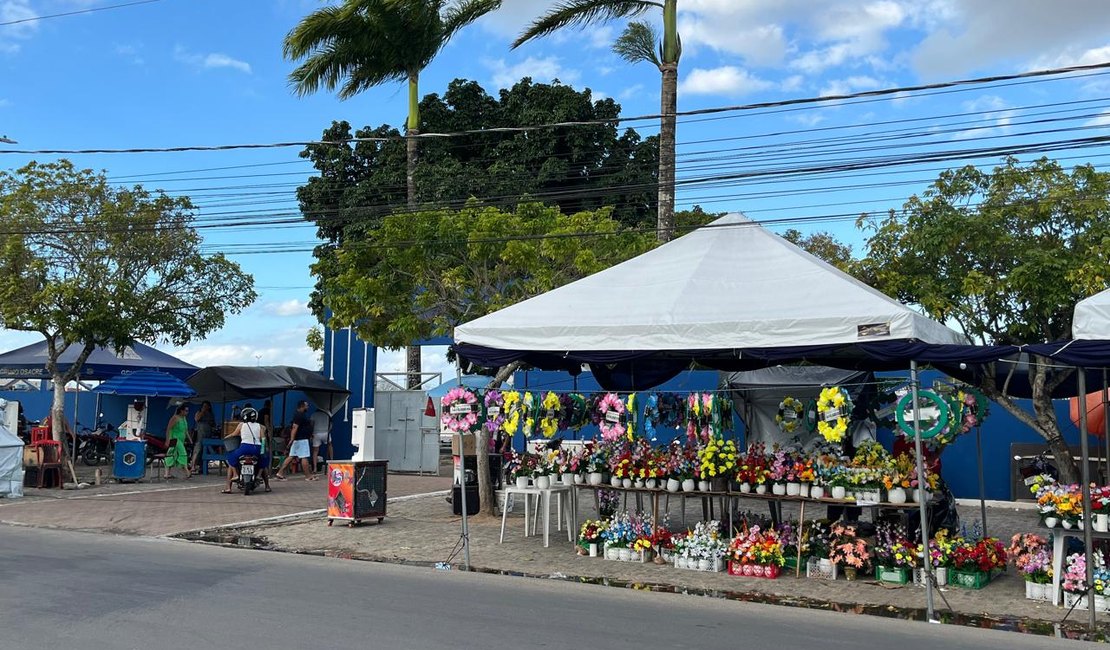 Limpeza de túmulos e comércio de flores já movimentam o maior cemitério de Arapiraca