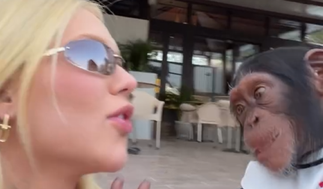 Virginia surge beijando macaco durante viagem de luxo em Dubai
