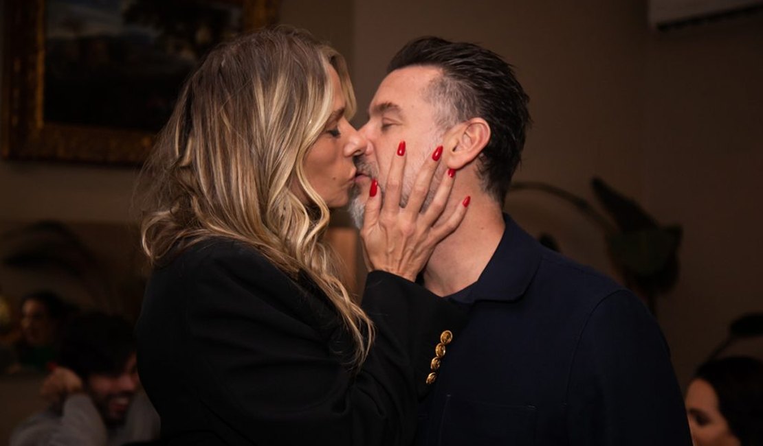 Adriane Galisteu beija muito o marido em comemoração
