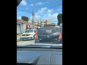 Motorista flagra agente de trânsito na contramão e o denuncia por agressão