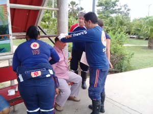 [Vídeo] Idoso machuca cabeça ao passar por detrás de estrutura de ferro do terminal urbano