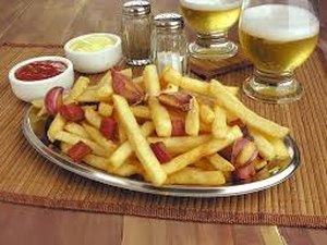 Turista faz denúncia após pagar R$ 500 por cervejas e batatas fritas