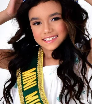 No Peru, modelo alagoana vence o concurso Mini Miss Universo 2024