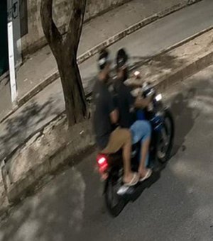 [Vídeo] Dupla em moto assalta adolescente na porta de casa no Jardim Petrópolis II