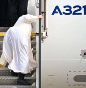 Papa Francisco tropeça em escada de avião na Grécia