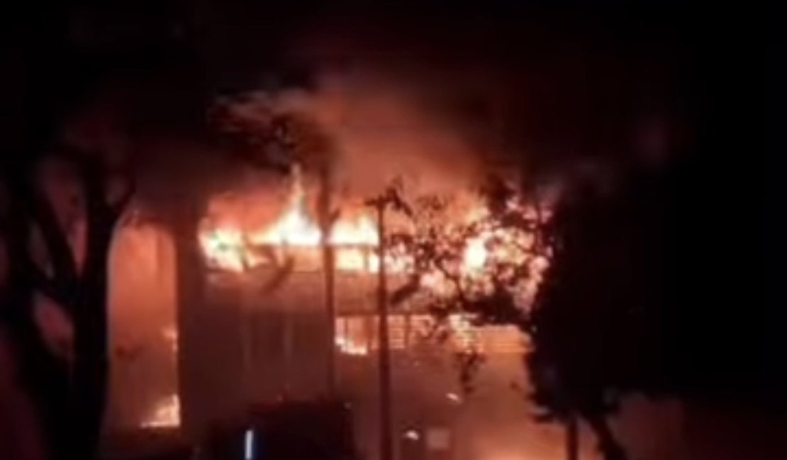 Incêndio de grandes proporções atinge prédio da UFPE em Recife-PE