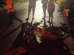 [VÍDEO] Motociclista colide contra um cachorro e fica ferido na AL 115, em Palmeira