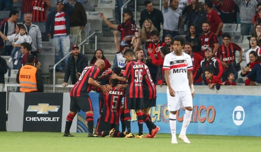 Corinthians vence no último minuto e Santa Cruz perde de novo no Brasileirão