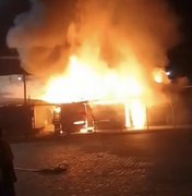Incêndio de grandes proporções destrói barracas em frente ao Mercado da Produção, em Maceió