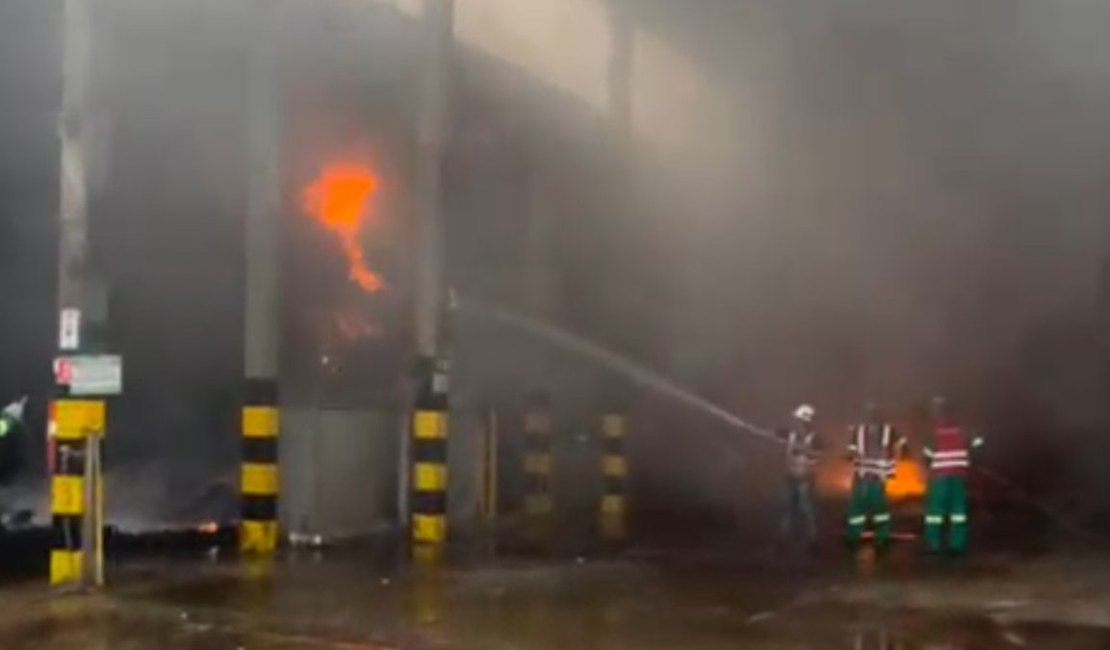Incêndio em lixo dentro de galpão mobiliza bombeiros na BR-316, em Pilar