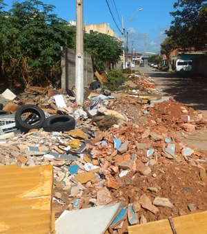 Prefeitura retira 70 toneladas de resíduos e planta 100 mudas de árvores no bairro do Prado