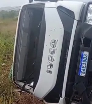 Motorista perde o controle e caminhão tomba na AL-115, em Arapiraca