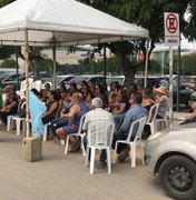 [Vídeo] Aposentados e pensionistas protestam em frente à prefeitura de Arapiraca