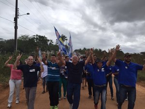 Zona rural de Arapiraca abraça Rogério Teófilo em mais uma grande caminhada