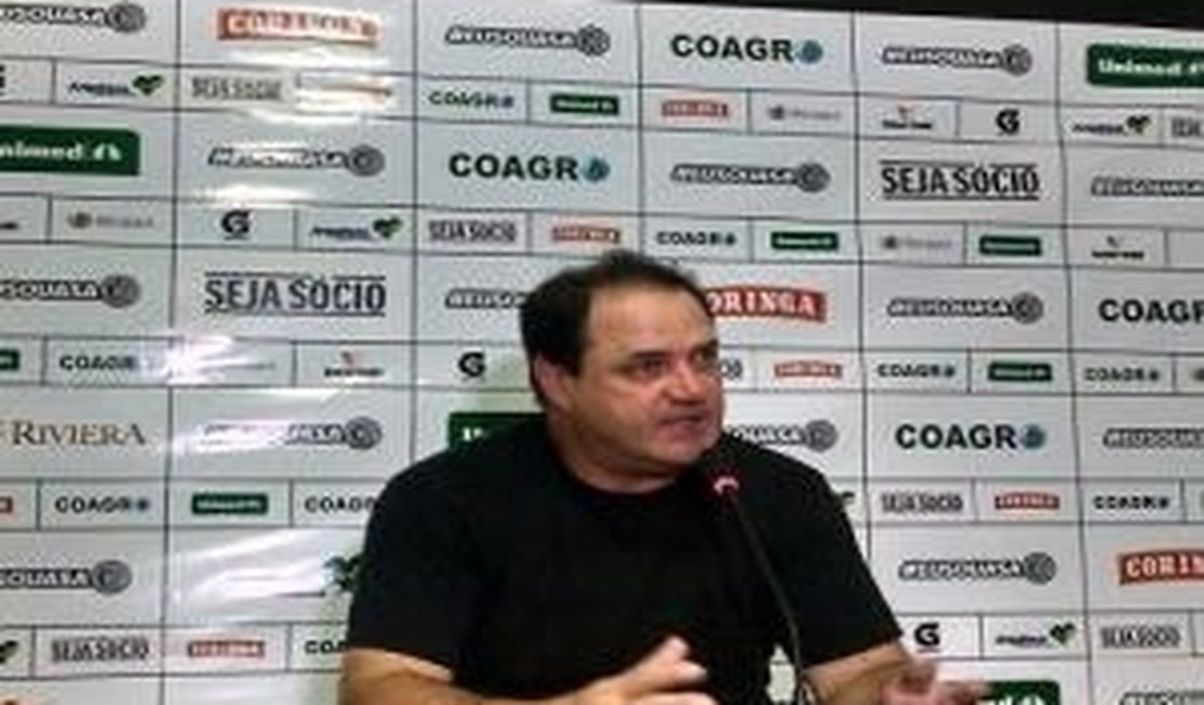 Durante treino, Vica analisa desempenho dos atletas